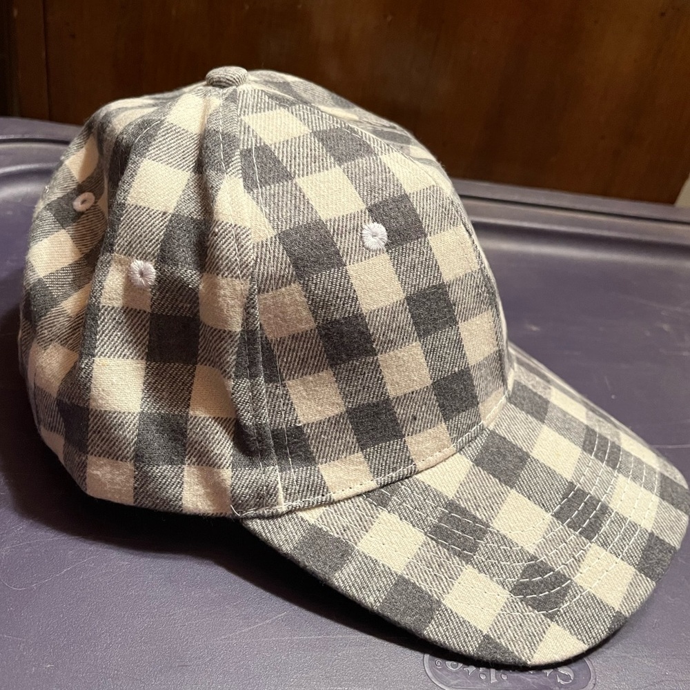 NWT gray/white buffalo plaid hat